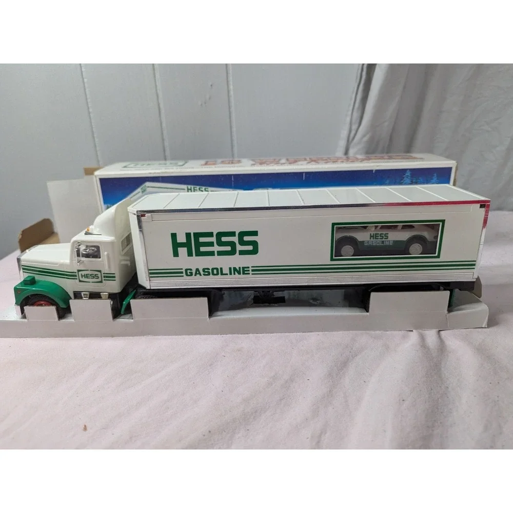 Hess gasoline 18 wheeler truck semi & racer car vintage 1992 with lights new box